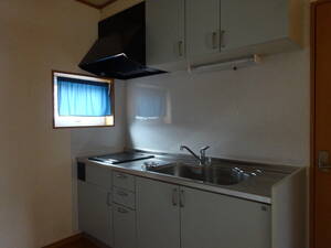 キッチンに窓 明るい光が差し込みます(キッチン) キッチンに窓 明るい光が差し込みます(キッチン)