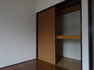 8帖洋室、押入(寝室)