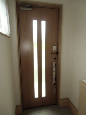 明るい光が差し込む２スリット入り玄関ドアです。(玄関)